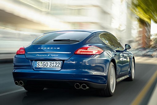 铲车奔走忙碌;屋顶上