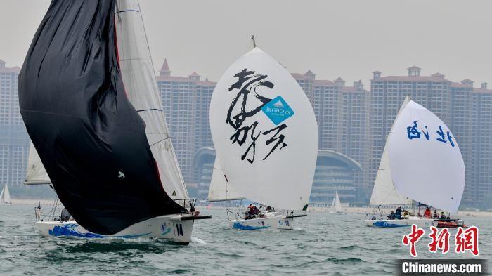 北海海域举行的“一带一路”国际帆船赛中，青