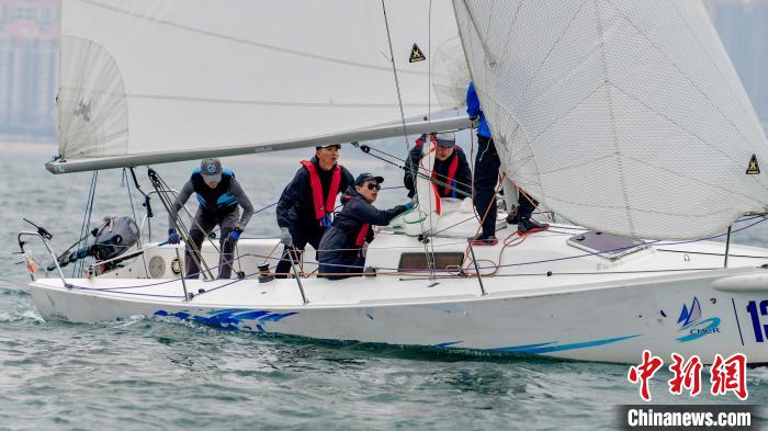 北海海域举行的“一带一路”国际帆船赛中，青