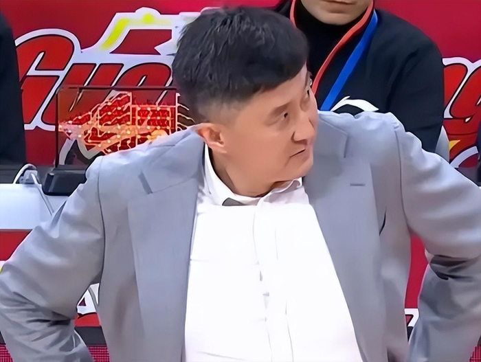 广东男篮三连败陷困境 杜锋战术失误致惨败