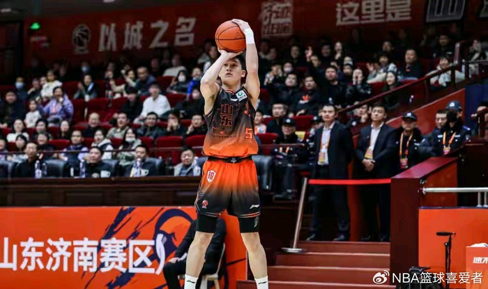 克里斯伤退王征三分雨助山东男篮逆转天津