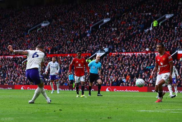 曼联拆除球迷看台引争议 老球迷坚守80年遭清退