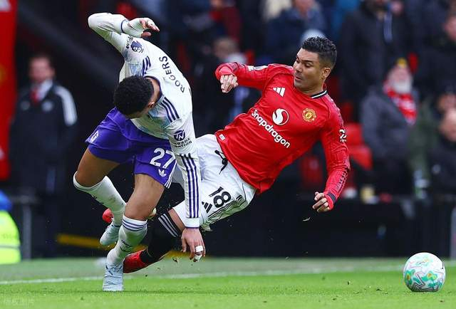 曼联拆除球迷看台引争议 老球迷坚守80年遭清退