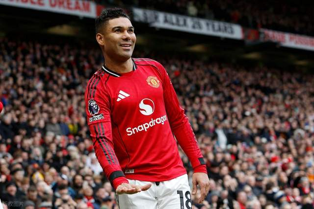 曼联拆除球迷看台引争议 老球迷坚守80年遭清退