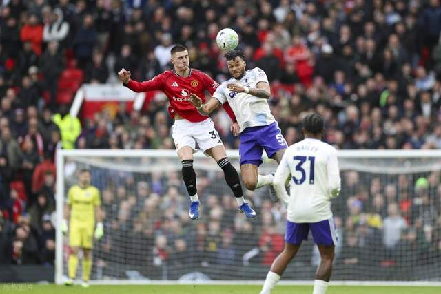 曼联拆除球迷看台引争议 老球迷坚守80年遭清退