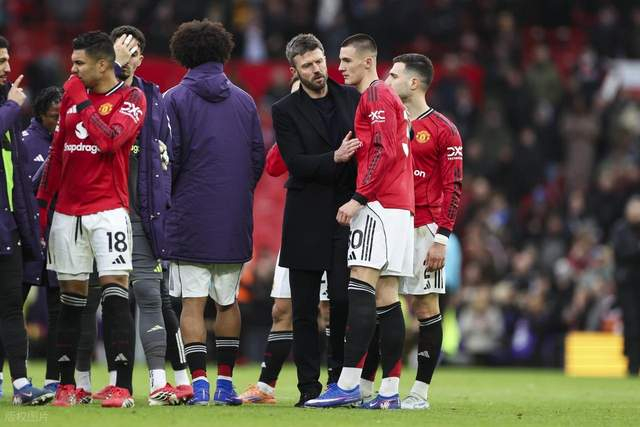 曼联拆除球迷看台引争议 老球迷坚守80年遭清退