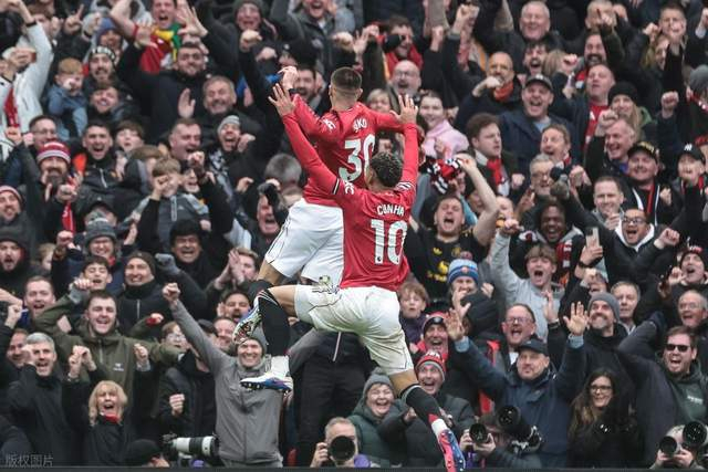 曼联拆除球迷看台引争议 老球迷坚守80年遭清退