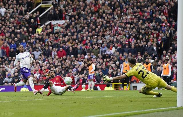 曼联拆除球迷看台引争议 老球迷坚守80年遭清退