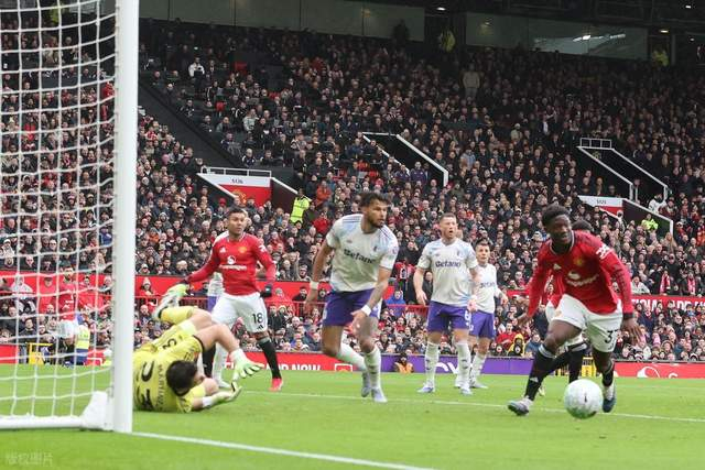 曼联拆除球迷看台引争议 老球迷坚守80年遭清退