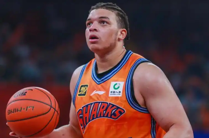 洛夫顿冲突事件引热议 上海男篮外援表现遭质疑