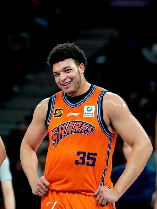 洛夫顿冲突事件引热议 上海男篮外援表现遭质疑