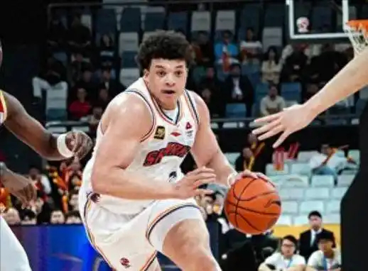 洛夫顿冲突事件引热议 上海男篮外援表现遭质疑