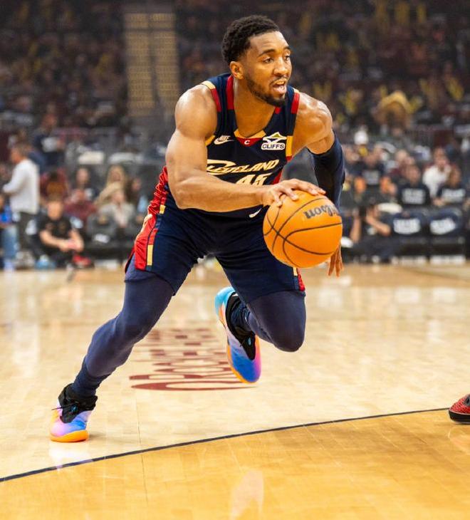 哈登率骑士力克猛龙终结赛季不胜魔咒