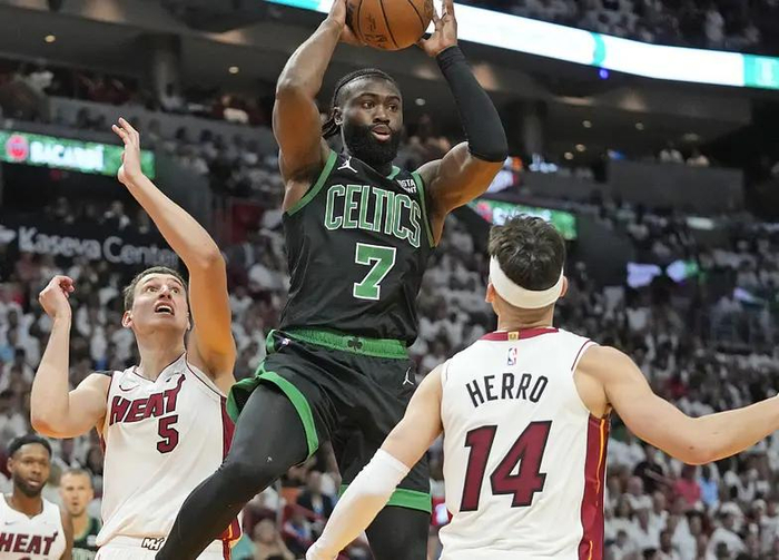 阿德巴约83分破科比纪录 热火惨败陷附加赛泥潭